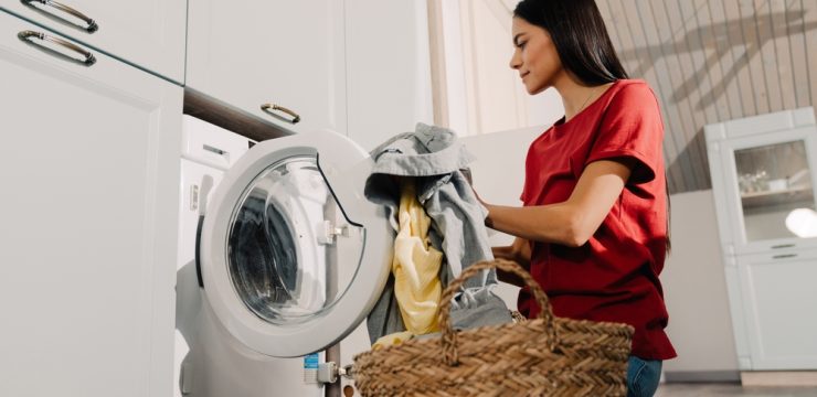 Femeie pune rufe la spalat